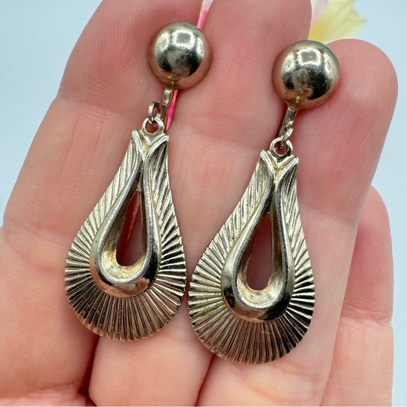 Vintage Long Open Oval Loop Textured Screw Back Earrings Silver Tone Fan Wing - Picture 2 of 7